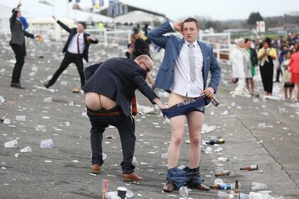 Alcol, follia e scollature trash. Ecco il Grand Nationale Horse Racing festival 4