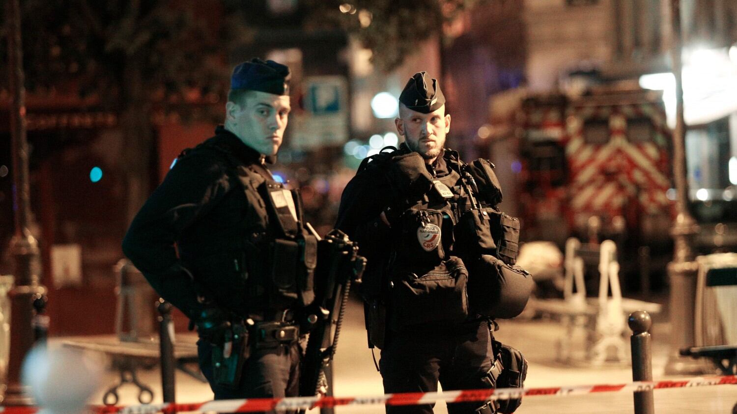 Jihadista assale i passanti: un morto e 8 feriti a Parigi