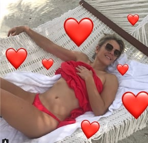 Elizabeth Hurley, seno in mostra su Instagram 2