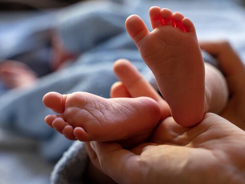 Abbandonò il figlio tra i rifiuti. Ora la madre può riaverlo