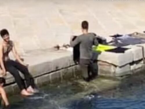 Trieste, migranti si lavano e fanno il bucato in centro: "Pensavamo fosse una piscina"