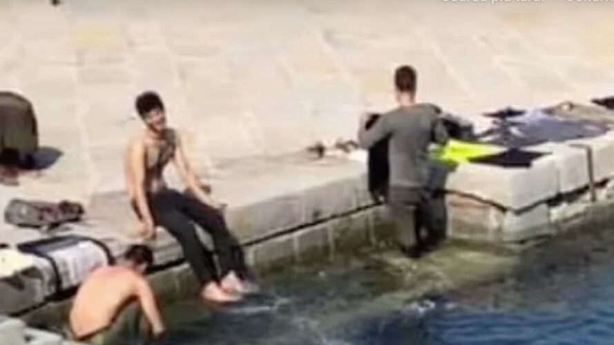 Trieste, migranti si lavano e fanno il bucato in centro: "Pensavamo fosse una piscina"