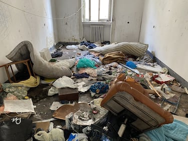 Incendio e degrado nei palazzi occupati di viale Molise 1