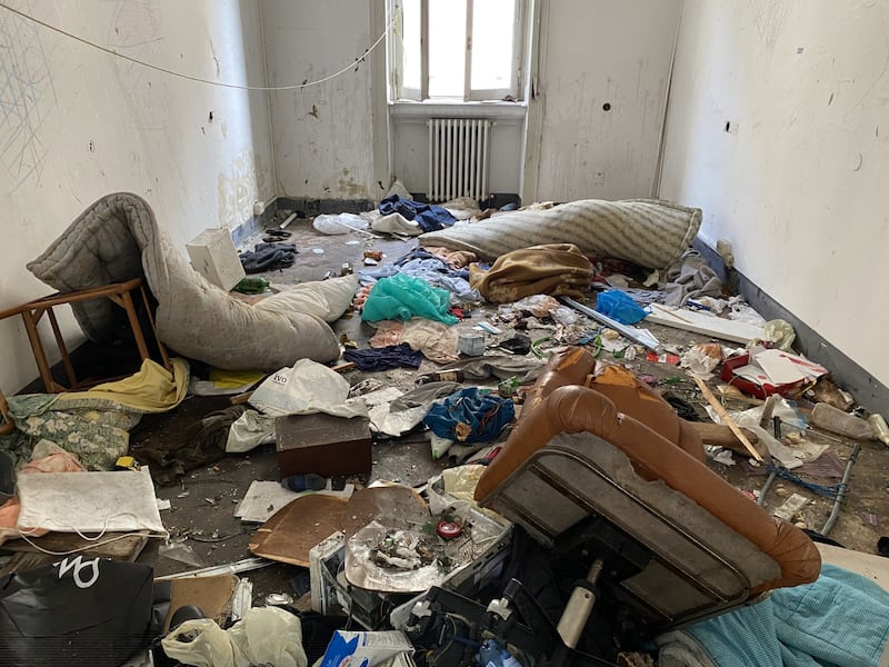 Incendio e degrado nei palazzi occupati di viale Molise 1