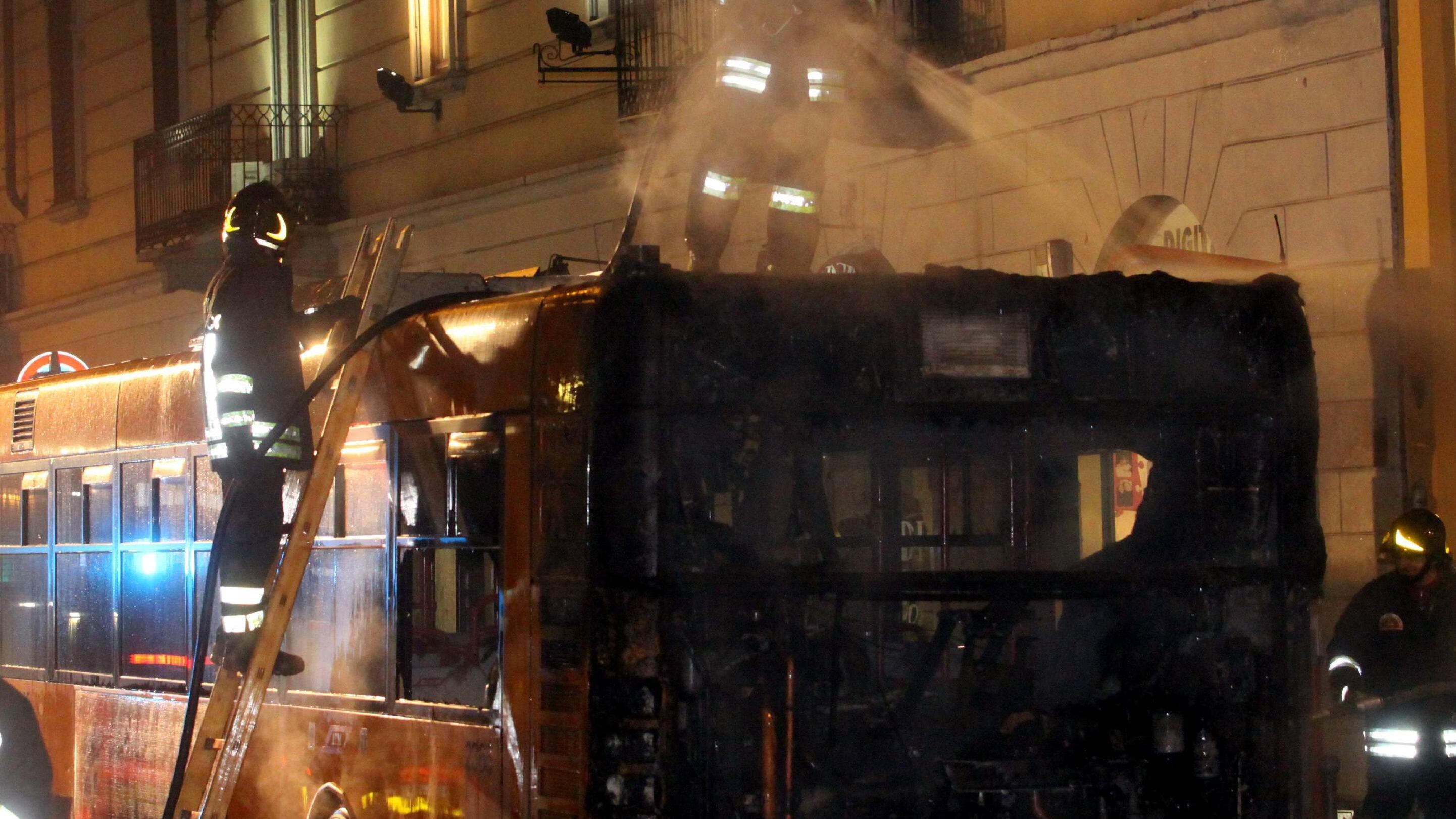 Camion abbatte la linea del 15 A fuoco un bus in largo La Foppa