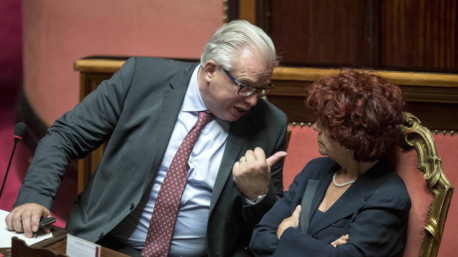 Far West a Palazzo Madama: la Fedeli finisce in infermeria
