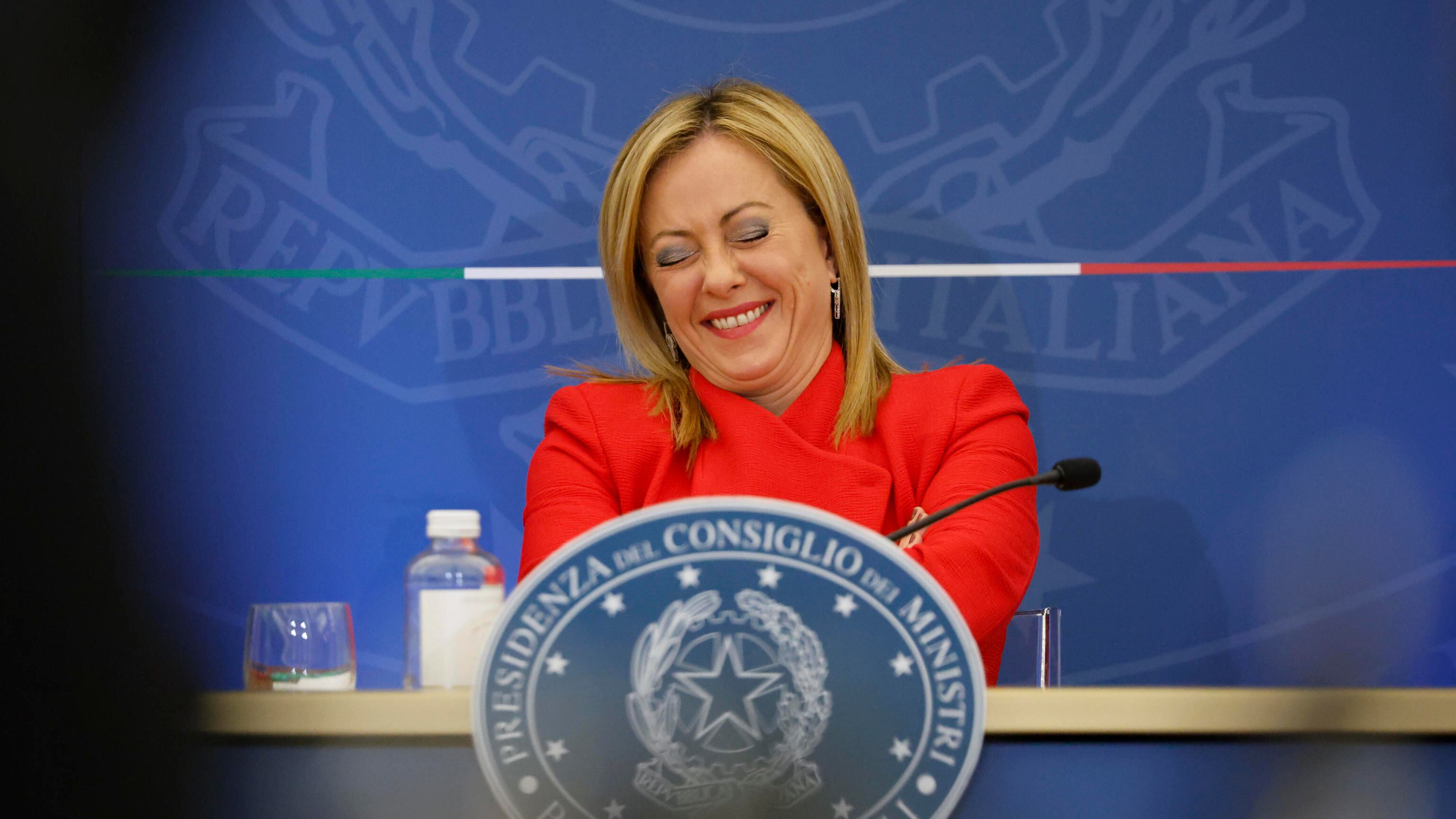 "In altre occasioni...". Botta e risposta tra Meloni e i giornalisti