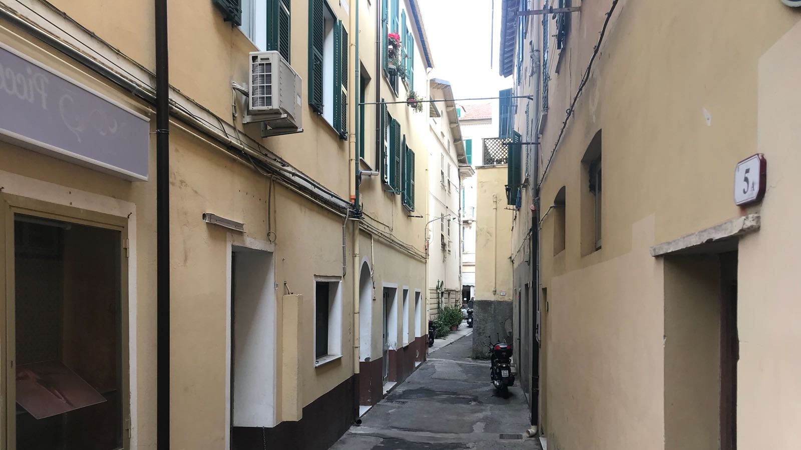 "Dammi il tuo tablet", poi tenta di violentarla: è caccia a uno straniero