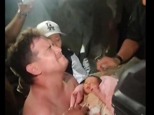 Neonato di 18 giorni estratto vivo da un edificio crollato. "Ha resistito 32 ore sotto le macerie"