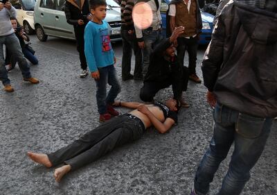 Atene, migranti provano a impiccarsi in centro 1