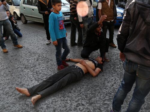 Atene, migranti provano a impiccarsi in centro