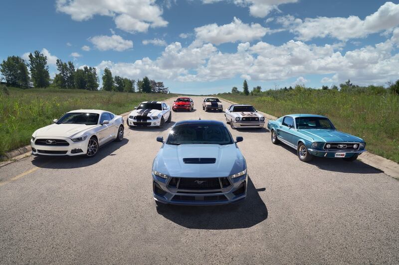 Tutte e sette le generazioni di Mustang insieme