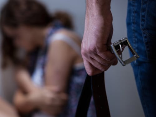 Napoli, pesta e umilia moglie davanti al figlio: preso pregiudicato
