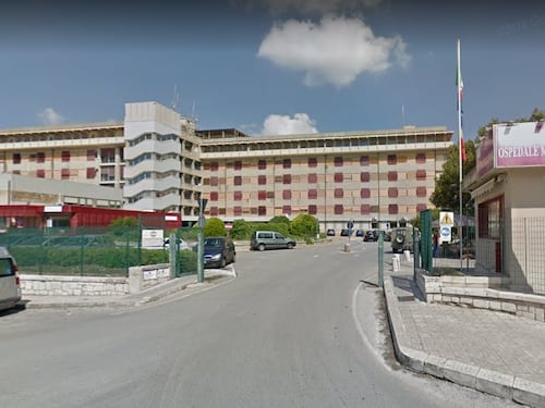 Va in ospedale, lo visitano dopo 11 ore: anziano muore dopo le dimissioni