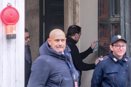 Raid vandalico contro Palazzo Chigi: la scritta rossa sul portone 3