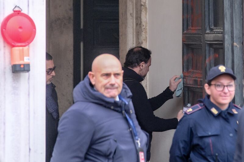 Raid vandalico contro Palazzo Chigi: la scritta rossa sul portone 3