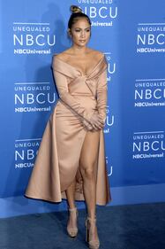 Jennifer Lopez hot in rosa carne 7