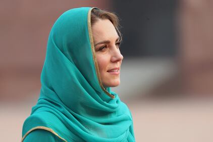 Pakistan, Kate Middleton con il velo per la visita in moschea 3
