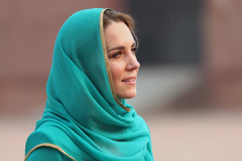 Pakistan, Kate Middleton con il velo per la visita in moschea 3