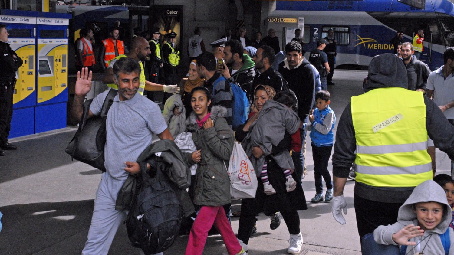 "Benvenuti in Germania", i tedeschi accolgono i migranti in stazione