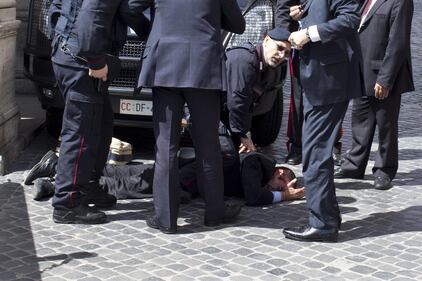 Sparatoria davanti Palazzo Chigi 4