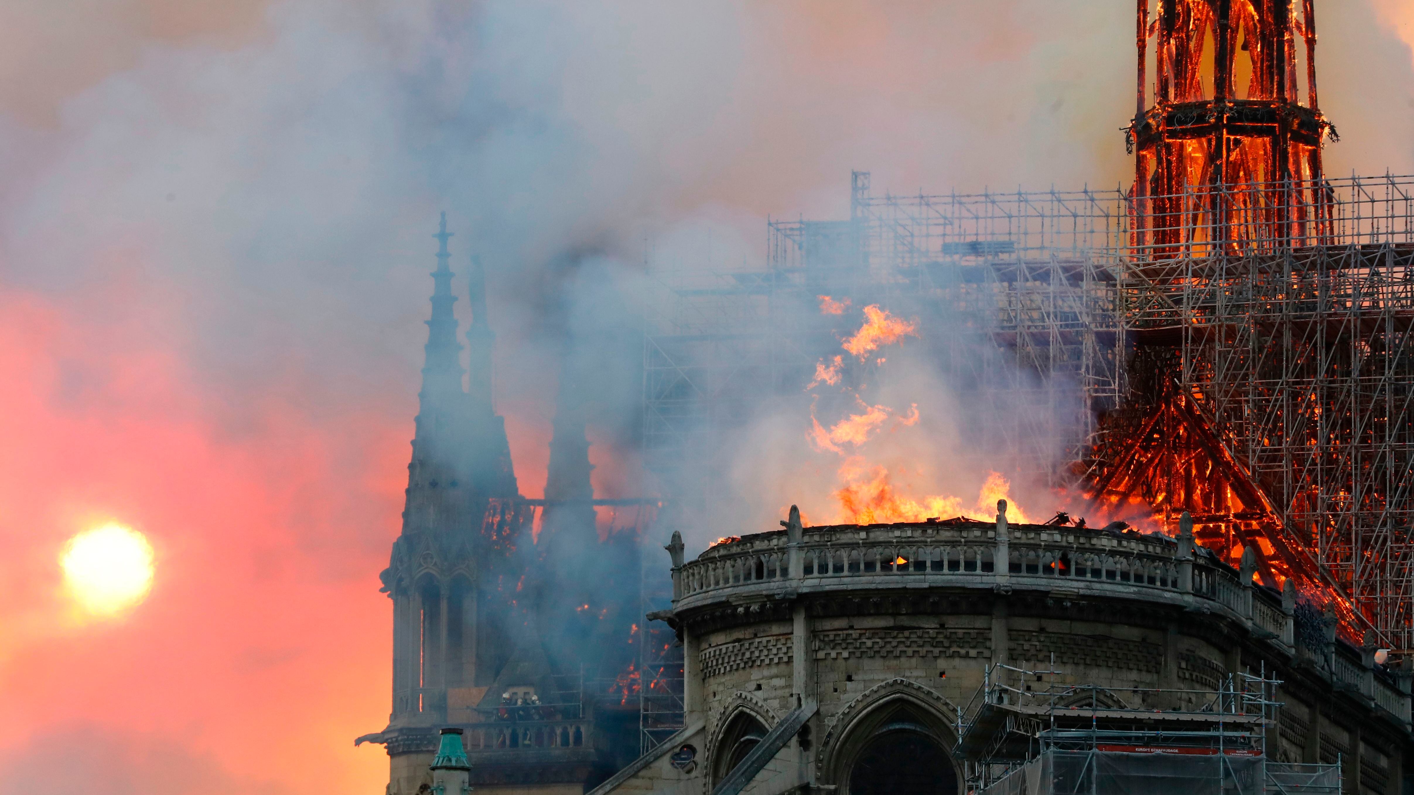 Notre-Dame, resta solo l'essenziale