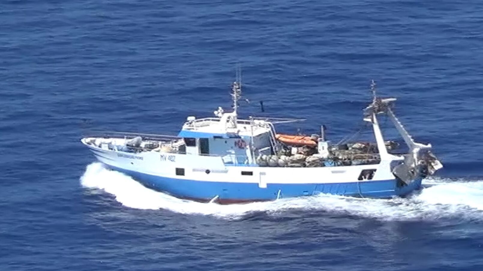 Speronamenti e lanci di pietre: nuovo attacco a un peschereccio italiano