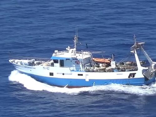 Speronamenti e lanci di pietre: nuovo attacco a un peschereccio italiano