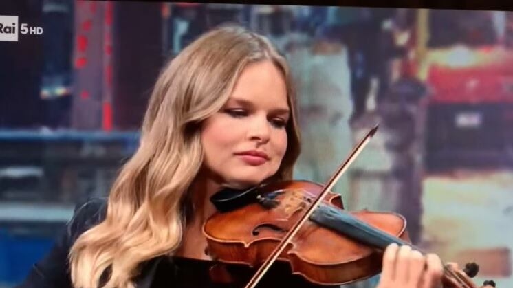 Confonde Aida con La Traviata, la gaffe della violinista influencer fa infuriare il web