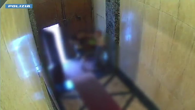 Il pedinamento e la rapina: le immagini delle telecamere di sorveglianza 9