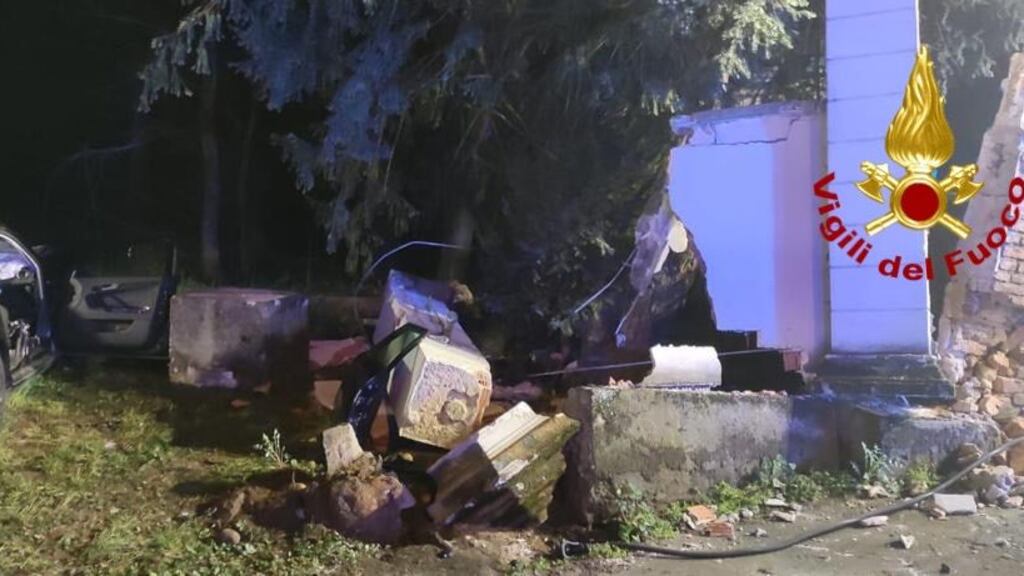 Auto contro un muro dopo la curva. Quattro ragazzi feriti, due sono gravi