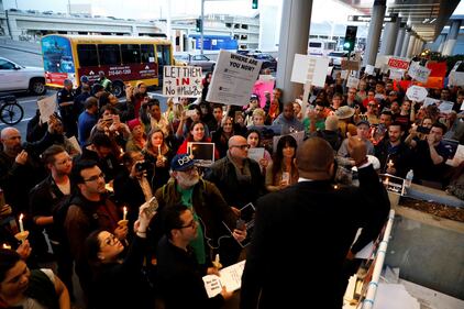 Proteste negli aeroporti contro Trump: "No al bando dei musulmani" 20