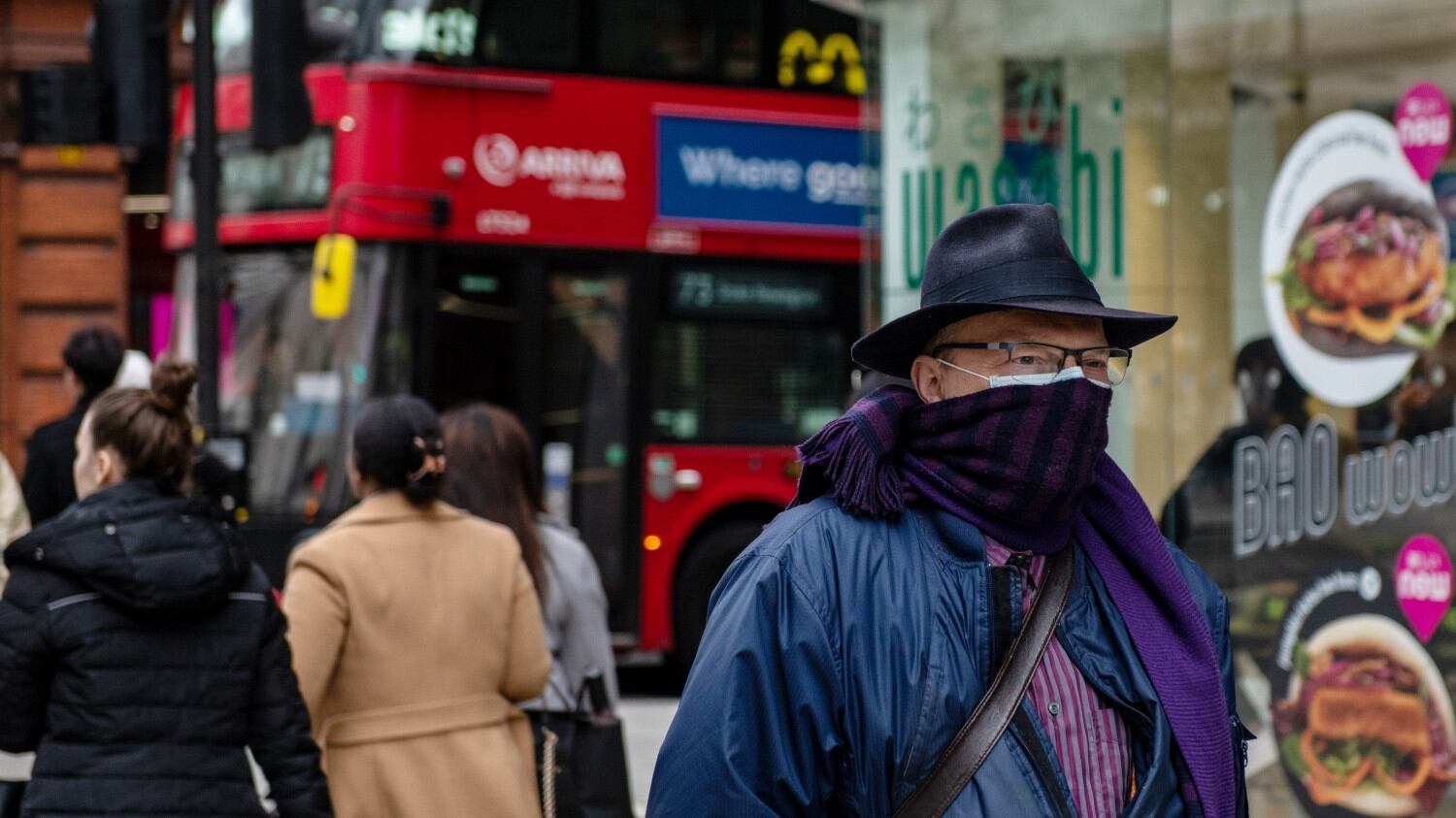 Sulla metro di Londra inglesi come sardine. Johnson prepara già un nuovo giro di vite
