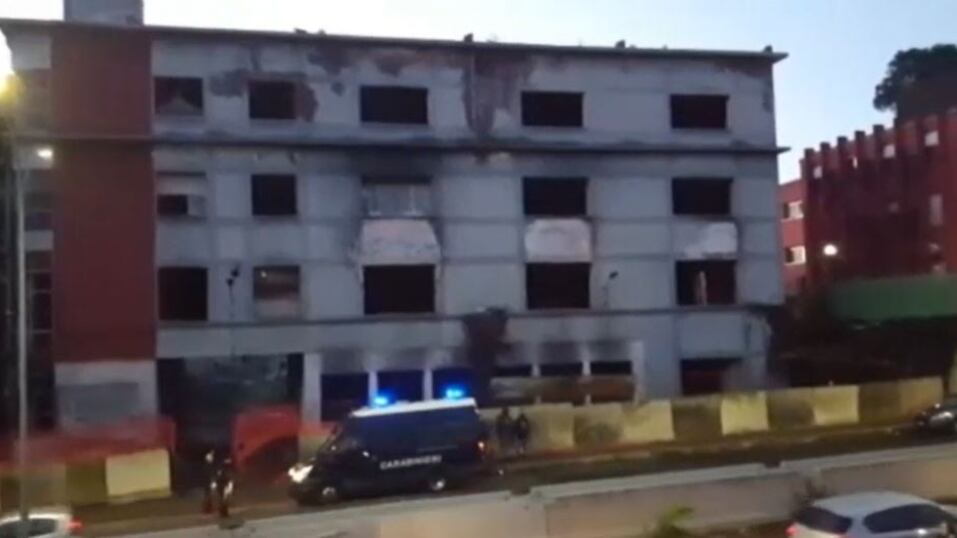 Incendio alla ex fabbrica Penicillina, rifiuti in fiamme