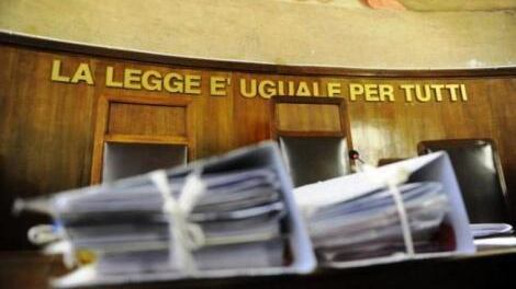 Giudice cade dalla sedia. I colleghi lo risarciscono: 139mila euro di danni