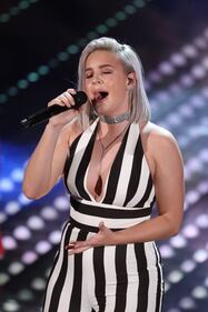 Sanremo 2017, gli outfit sexy della prima serata 4