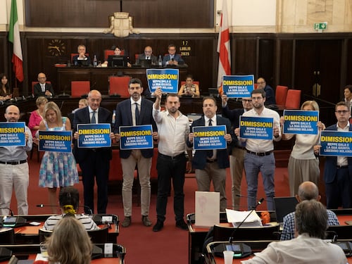 Protesta in consiglio e Giunta in bilico. I legali a Tancredi: "Valuta il passo indietro"