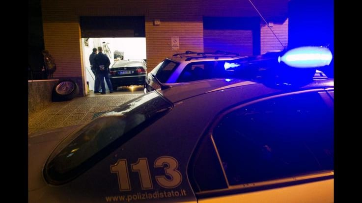 Uccide la moglie a coltellate