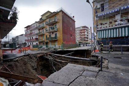 Napoli, maxi voragine in strada a Pianura 1