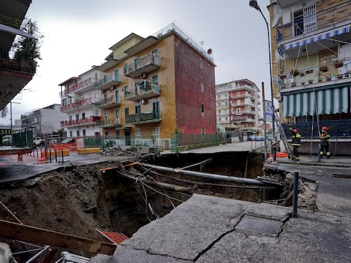 Napoli, maxi voragine in strada a Pianura