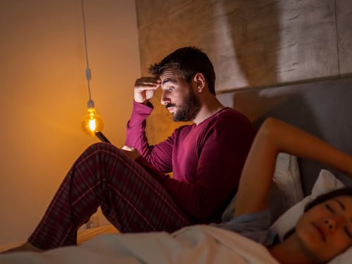 Ora solare: il debito di sonno resta, indagine: "Un italiano su 3 recupera nel weekend"
