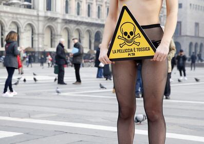 Milano, la protesta in topless contro le pellicce 1