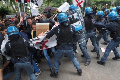 Salvini contestato a Bologna: uova e carciofi contro la polizia 1