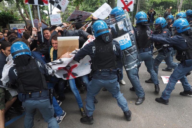 Salvini contestato a Bologna: uova e carciofi contro la polizia 1