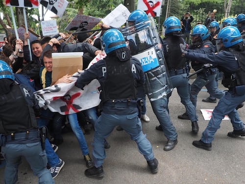 Salvini contestato a Bologna: uova e carciofi contro la polizia
