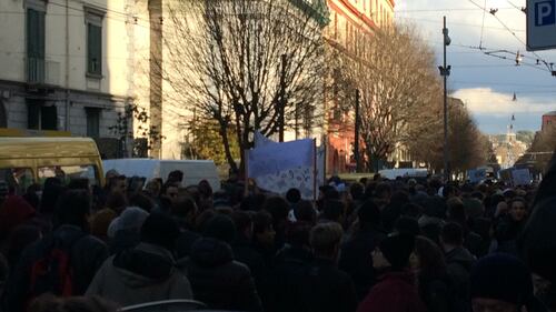 Napoli, 17enne accoltellato dal branco: il corteo per dire “no alla violenza” 4