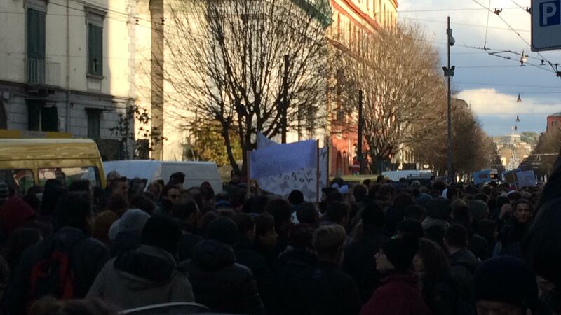 Napoli, 17enne accoltellato dal branco: il corteo per dire “no alla violenza” 4
