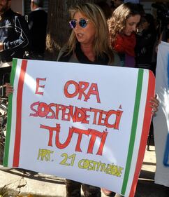 Sit-in a Palermo: slogan e striscioni a favore della prof sospesa 6