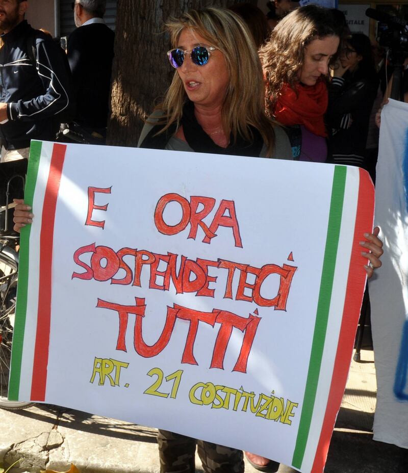 Sit-in a Palermo: slogan e striscioni a favore della prof sospesa 6