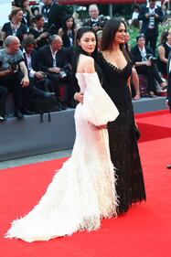 Venezia 72, Maria Grazia Cucinotta meravigliosa sul red carpet 4
